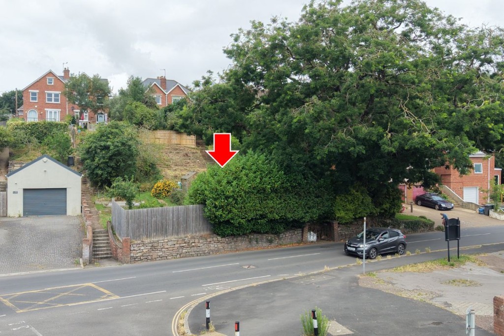 Lot: 56 - LAND WITH PLANNING - Main road access to the plot